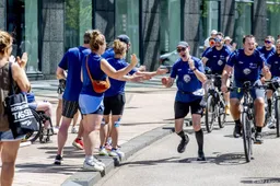 Lopers Roparun onthaald op Coolsingel in Rotterdam