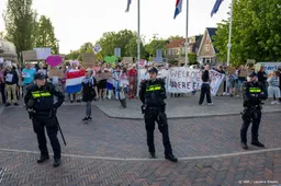 Belaagde voorstanders azc verlaten protest Uithoorn