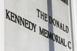 Rechter beveelt verwijdering naam Trump van Kennedy Center