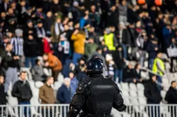 Spelers slaan op de vlucht voor gestoorde ultra’s in ontspoorde degradatiekraker: "onacceptabel!"