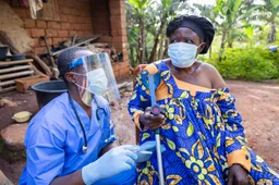 Daar gaan we weer: WHO drukt op de rode paniekknop en roept 'internationale noodsituatie' uit om ebola-uitbraak