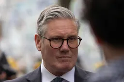 Linkse faalpremier Keir Starmer klampt zich wanhopig vast aan de macht terwijl eigen ministers zijn ontslag eisen!