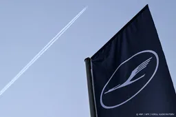 Boeing van Lufthansa zakt door voorwiel op vliegveld Frankfurt