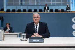 Kabinet wilde te snel versoepelen in coronatijd, stelt Bruls 