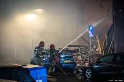 Brand Amsterdam Nieuw-West geblust, zoekactie begonnen