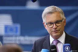 Eurocommissaris verwerpt kritiek ngo's op inhumaan migratiepact
