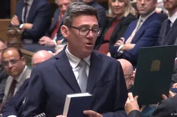 Andy Burnham in Brits parlement beëdigd als parlementariër