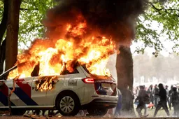 Twee jaar cel om in brand steken politieauto bij rellen Malieveld