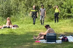 Glurende migrant filpt jonge meisjes in bikini vanaf boom in Loosdrecht