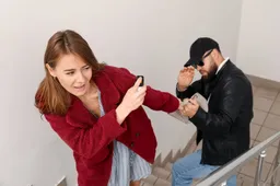 Kabinet twijfelt over zelfverdediging: Waarom krijgt de Nederlandse vrouw geen onbeperkt recht op pepperspray?