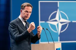 Slijmerij in de Oval Office: Mark Rutte kruipt diep door het stof voor Donald Trump met lachwekkende presentatie