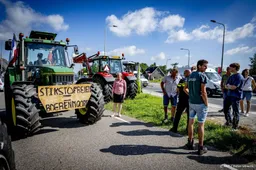 Stoet tractoren onder politiebegeleiding onderweg naar Den Haag