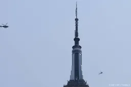 Klimmers hangen spandoek aan spits van Empire State Building
