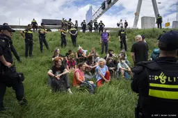 Klimaatdemonstranten XR proberen bij Laagraven A12 te betreden
