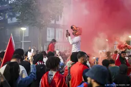 Supporters Marokko rijden toeterend weg na feest in Amsterdam