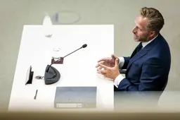 De Jonge hield 'poot stijf' rond pleidooien voorrang vaccins