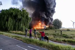 Zeer grote brand langs A4 bij Weteringbrug