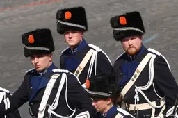 Nederlanders marcheren met Oekraïne-coalitie mee in parade Parijs