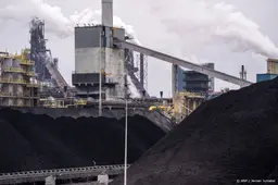 Tata aan de slag met opruimen vervuiling door staalslakken