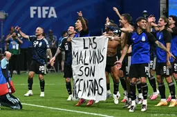 Spelers Argentinië tonen vlag over Falklandeilanden na WK-duel