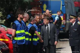 Franse president bedankt brandbestrijders in Fontainebleau