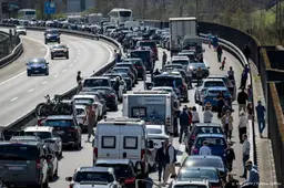 Vakantieverkeer zorgt voor enorme file voor Gotthardtunnel