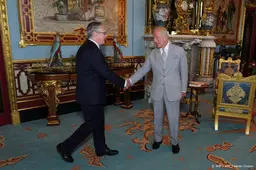 Britse premier Starmer dient ontslag in bij koning