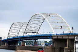 RWS wil 'zo snel mogelijk' handhaven op vrachtverbod Merwedebrug