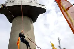 Schouten maakt met abseilen van Euromast verkiezingsbelofte waar