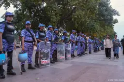 Agent uit India met AK-47 gaat viraal en wordt geschorst
