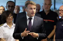 Macron zegt in natuurbrandgebied dat komende tijd zwaar zal zijn