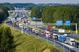 Dode en gewonden bij ongeval met drie vrachtwagens op A17