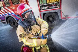 Ontruiming om zeer grote brand in Beekbergen