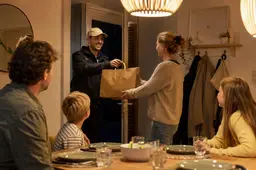 Nederlanders gaan minder vaak uit eten, maar bestellen juist vaker thuis