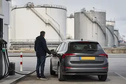 Nederland geeft 2,7 miljoen vaten noodolie vrij: wordt tanken nu goedkoper?
