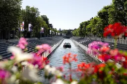 Premier Jetten bij opstapplek Canal Parade in Amsterdam