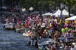 Veel mensen op kades langs route Canal Parade