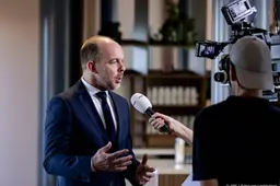 Van den Brink roept nog eens 14 weigergemeenten op het matje