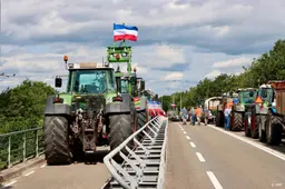 Actie met 150 trekkers in Deurningen, dicht bij oprit A1
