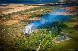 Natuurbrand in duinen bij Ouddorp laait verder op