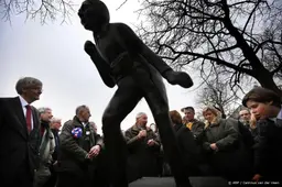 Standbeeld Elfstedenwinnaar Paping weggehaald om beschadigingen
