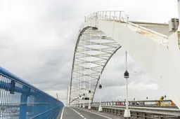 Extra maatregelen moeten vrachtverkeer Merwedebrug terugdringen