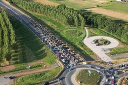 Boeren met tractoren demonstreren in Maas en Waal