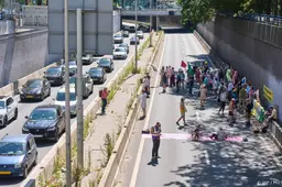 XR: klimaatactivisten blokkeren A12 in Den Haag 