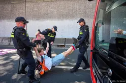 Tientallen XR-activisten aangehouden na blokkade A12 in Den Haag