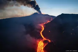 Belangrijkste luchthaven Sicilië langer dicht om uitbarsting Etna