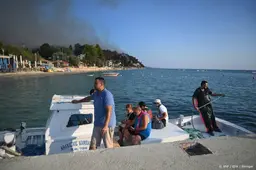 Toeristen per boot geëvacueerd uit Grieks resort om natuurbrand