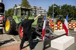 Enkele trekkers rijden door blokkade bij provinciehuis Den Bosch