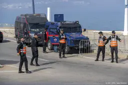 Veiligheidstroepen Marokko stoppen mensen aan grens van Ceuta