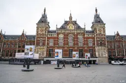 Drie mensen neergestoken bij Amsterdam CS, mogelijk na ruzie